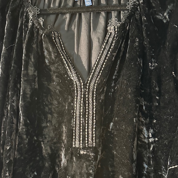 Elegant Black Crushed Velvet Women's Top - Picture 3 of 6